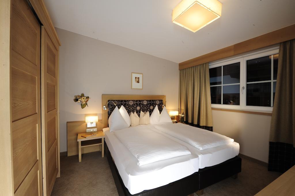 Hotel Garni - Restaurant Kaminstube Sankt Anton am Arlberg Room photo
